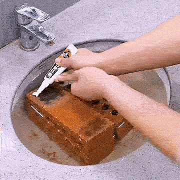 Водостойкий монтажный клей в действии